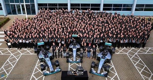 9. Her bir Formula 1 takımı 600 kişiden oluşuyor.