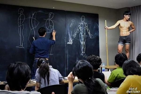 Wannarit isimli Taylandlı bir ressam izlemesi inanılmaz olan anatomi çizimleri yapıyor.