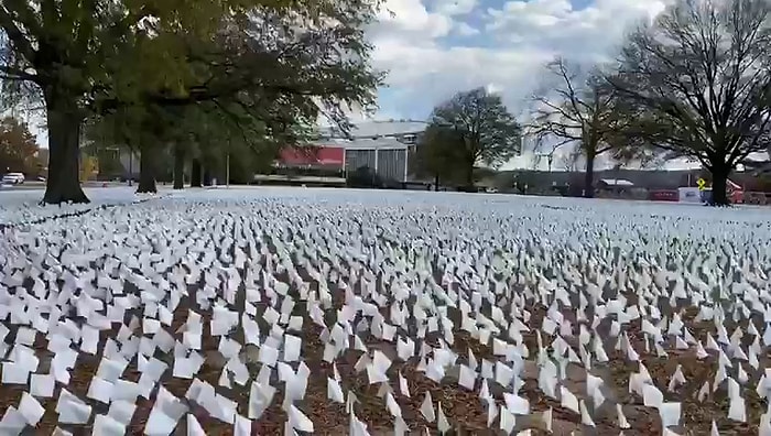 Washington DC’de Pandemide Hayatını Kaybeden Her İnsana 1 Beyaz Bayrak ile Veda Ettiler