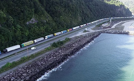 Sarp Sınır Kapısı'ndan İhracat Arttı, Tır Kuyruğu Oluştu