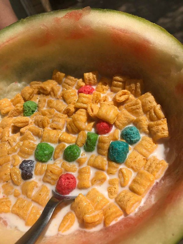 12. "Мой сын решил смастерить миску из арбуза, чтобы есть из нее хлопья. Я даже разозлиться не могу, потому что это реально весело :)".