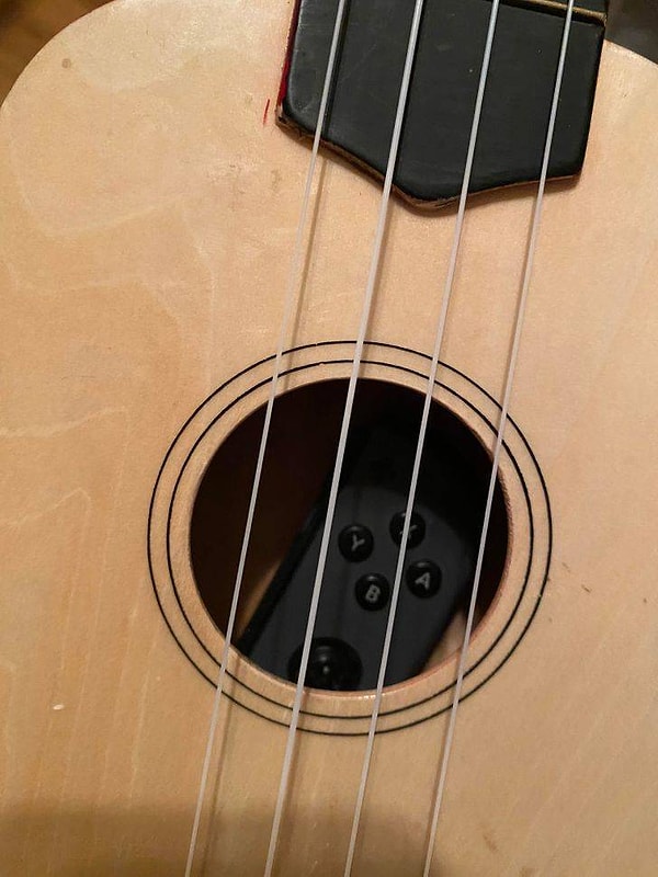 21. "Нигде не можете найти пульт от телевизора? Он лежит в каком-нибудь очень предсказуемом месте, например, внутри укулеле вашего ребенка".