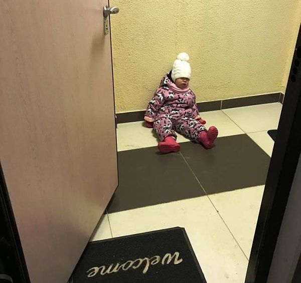 22. "Именно в такой позе моя дочка обычно ждет, пока я соберусь. Я даже чувствую себя слегка виноватой!"