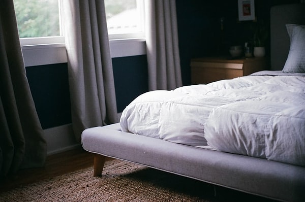 5. Çift kişilik yatakta yatan çiftler için ayrı ayrı yorganlar bulunur.