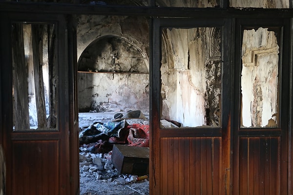 Kimliği belirsiz kişi veya kişilerce yakılan cami kullanılamaz hale geldi.