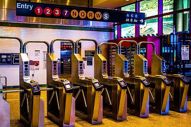 11. Otobüslerde, metroda ya da diğer toplu taşıma araçlarında turnike yoktur.