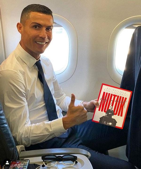 Hatırlayanınız vardır. Twitter'da @satrayni tarafından Cristiano Ronaldo'nun eline Nutuk tutuşturulduğu görsel viral olmuştu.
