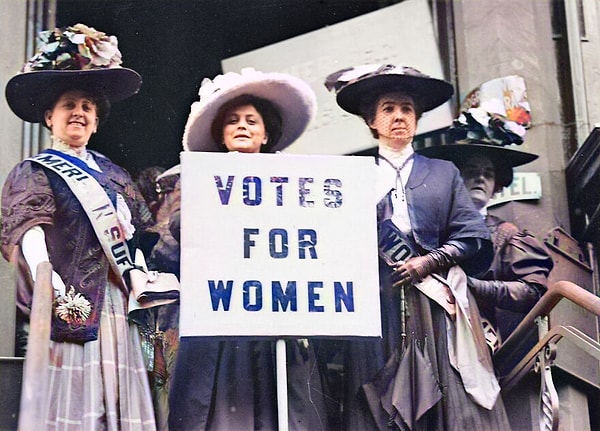 7. Такие актрисы, как Трикси Фриганца (в центре), выступали за избирательное право женщин в 1920 году.