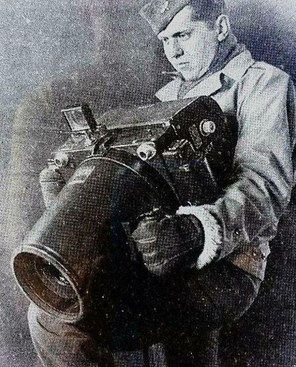 3. İkinci Dünya Savaşı sırasında Amerikan askerlerin hava fotoğrafları için kullandığı Kodak K-24 marka kamera.