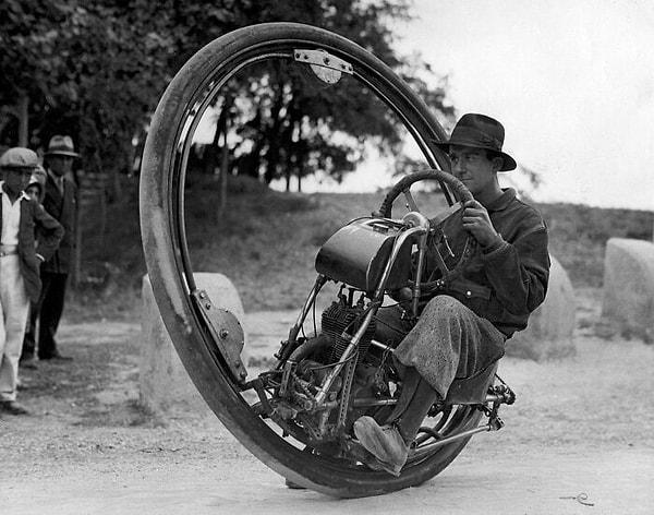 6. Tek tekerlekli bir motorsiklet. Almanya, 1925.