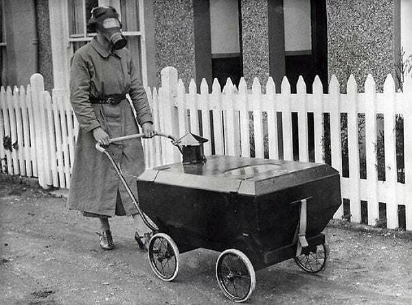 13. 1938, İkinci Dünya Savaşı döneminde kullanılan gaz geçirmez bir bebek arabası.