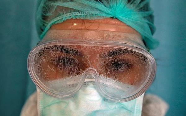 2. Hemşire Dilara Fahrioğlu'nun İstanbul Medicana International Hastanesi'nin yoğun bakım ünitesinde Kovid-19 hastasıyla ilgilendikten sonra buharla kaplı gözlükleri.