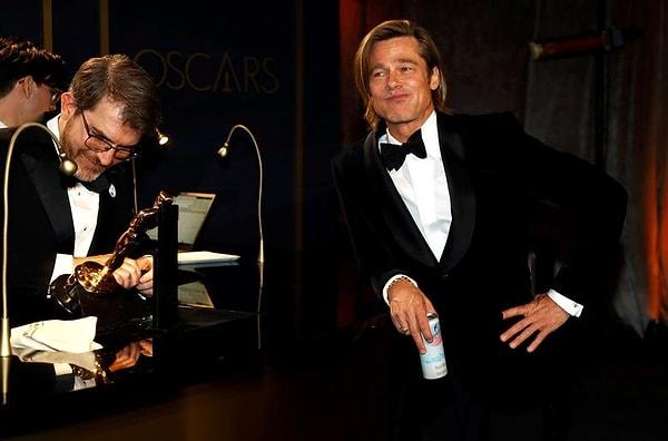 6. En İyi Yardımcı Erkek Oyuncu ödüllü Brad Pitt, Los Angeles'taki 92. Akademi Ödülleri'nin ardından Oscar heykelinin Governors Ball'da isminin yazılmasını bekliyor.