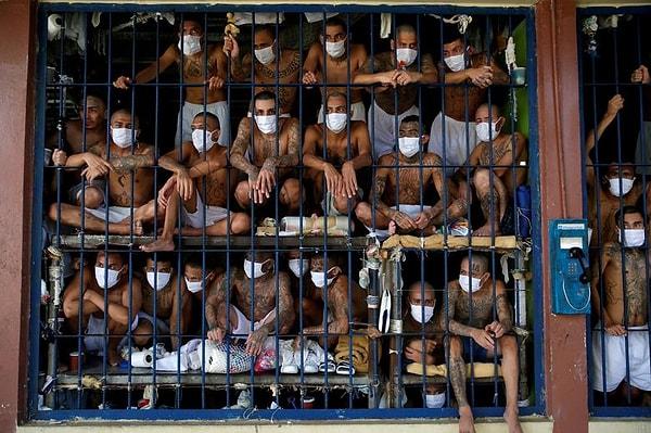 10. Quezaltepeque hapishanesindeki bir hücredeki çete üyeleri.