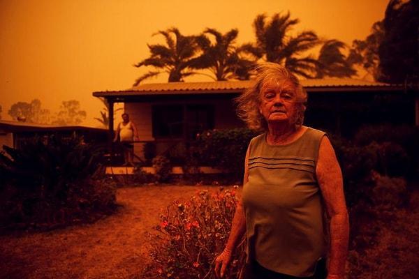 14. Avustralya'daki yangınlar sırasında evlerinin önünde bekleyen Nancy Allen ve Brian Allen.