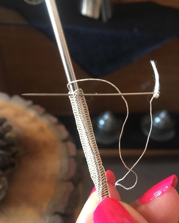 11. «Натягиваю серебряную« цепочку».