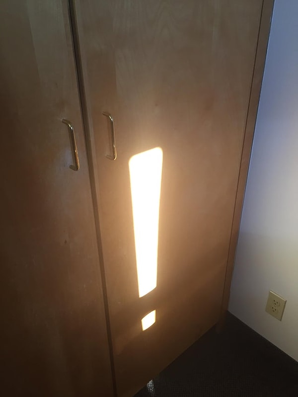 12. "Каждый день в одно и то же время в мою комнату падает свет восклицательного знака."