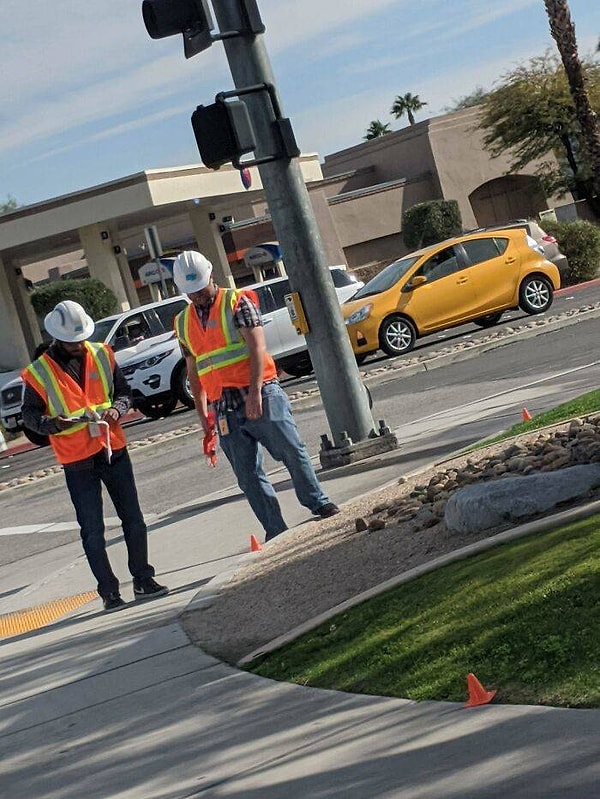 2. "Похоже, эти дорожные конусы были заказаны на АлиЭкспресс".