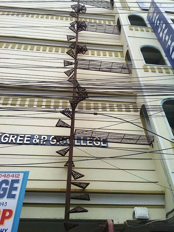 6. "Зацените аварийный выход в здании колледжа".