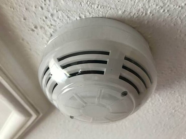 18. "В отеле, в котором я остановился, на пожарной сигнализации оставлена защитная пленка. Зато дольше будут выглядеть новыми!"