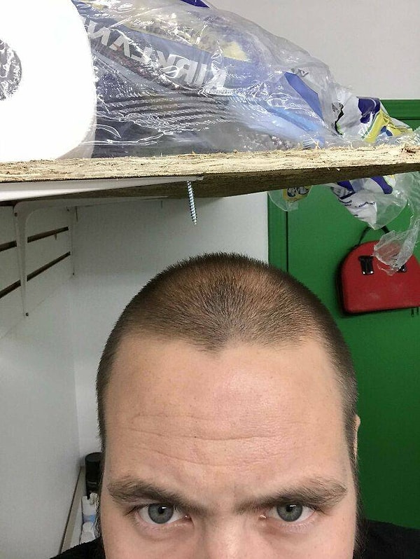 24. "Этот гвоздь угрожающе навис надо мной прямо в туалете. Хорошо, что я не настолько высокий!"