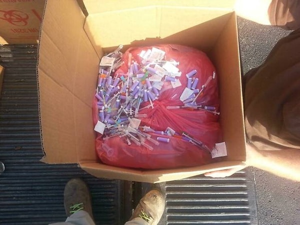 30. "Специальный контейнер для острых предметов? Эти люди, по-видимому, никогда не слышали о таком ... Иглы торчали прямо из коробки!"