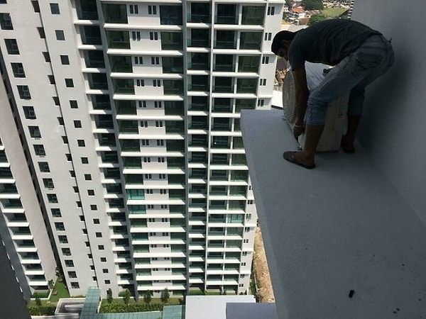 32. "Ничего особенного, просто этот парень чинит кондиционер на 28 этаже".