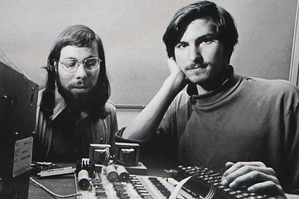 7. Ortağı Steve Wozniak'a yalan söylemiştir.