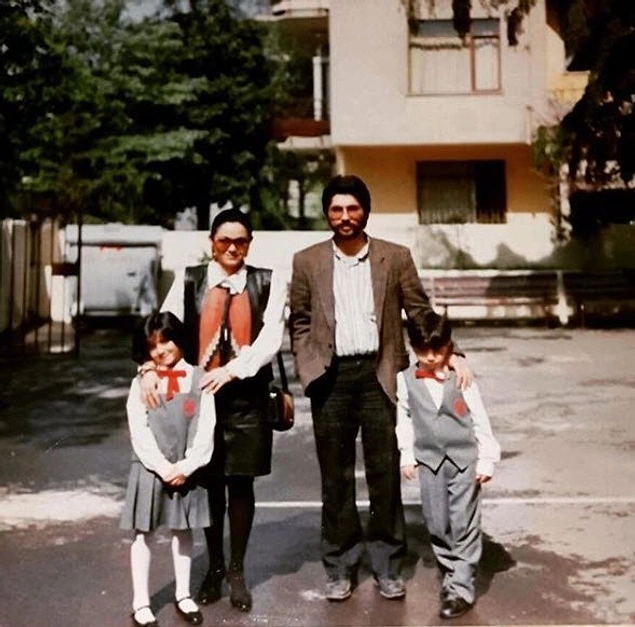 Aslı Şafak'ın 'Babanız tarafından sevildiniz mi?' sorusuna gözleri doldu. Konuşurken boğazı düğümlenen şarkıcı, 'Babam beni kendine göre sevdi. Duygusallığımı eleştirdi. Kimse bir insanın gözyaşının hesabını soramaz' diye devam etti.