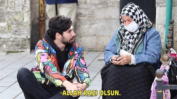 YouTuber Emirhan Özhan ve İbrahim Yılmaz, sokağa çıkarak emekçi insanlara altın dağıttı.