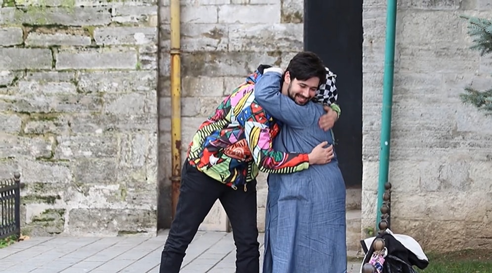 Sokakta Bir Şeyler Satarak Ekmek Parası Kazanmaya Çalışan Emekçi İnsanlara Altın Dağıtan YouTuber