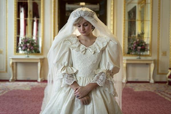 Ve beklenildiği üzere bu sezonda Prens Charles ve Prenses Diana'nın düğününü izliyoruz. Dizinin her detay neredeyse orijinaliyle aynı. Hatta Prenses Diana'nın ünlü gelinliğinin birebir aynısı bulunmuş.