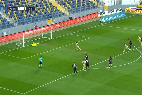 37. dakikada Fenerbahçe penaltı kazandı. Bu penaltı kararı oldukça tartışıldı.