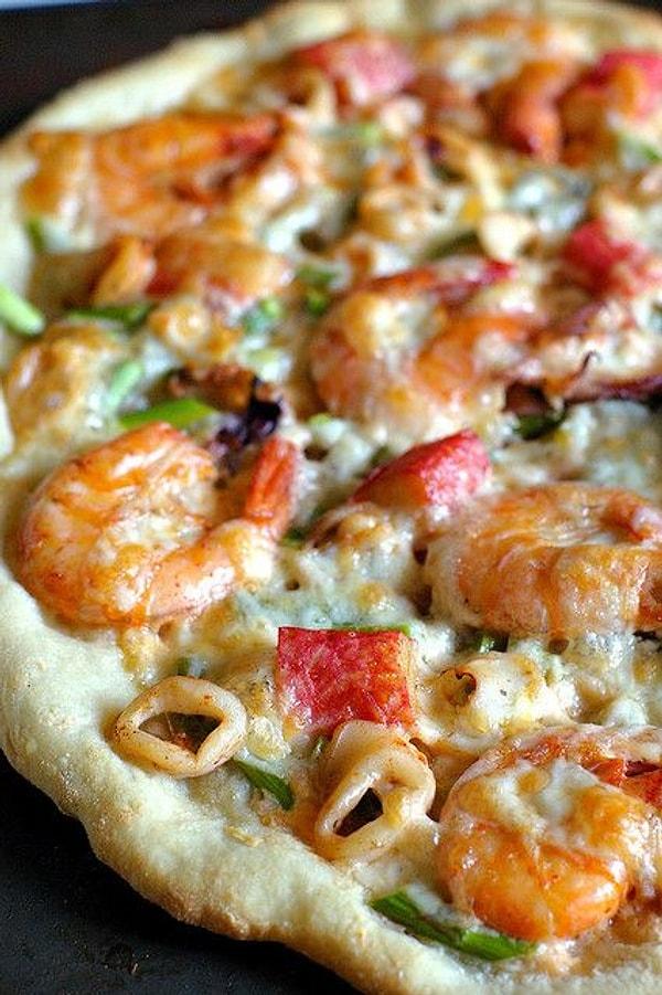 9. Deniz mahsüllü pizza