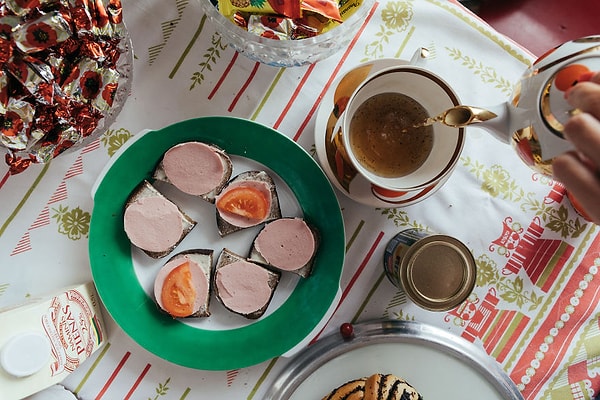 4. Мы позаботились о том, чтобы в холодильнике всегда были традиционные закуски - маковые булочки и бутерброды с докторской колбасой.