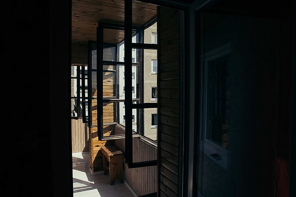 20. Вы можете расслабиться на балконе и насладиться атмосферой района.