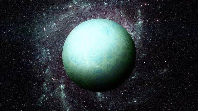 Uranüs’ün mavimsi-yeşilimsi ve Neptün’ün mavimsi görünmesinin nedeni okyanusları olması değil, atmosferinde bolca metan gazı olmasıdır. Dünya’nın uzaydan mavi görünmesinin nedeni ise sahip olduğu okyanuslardır.