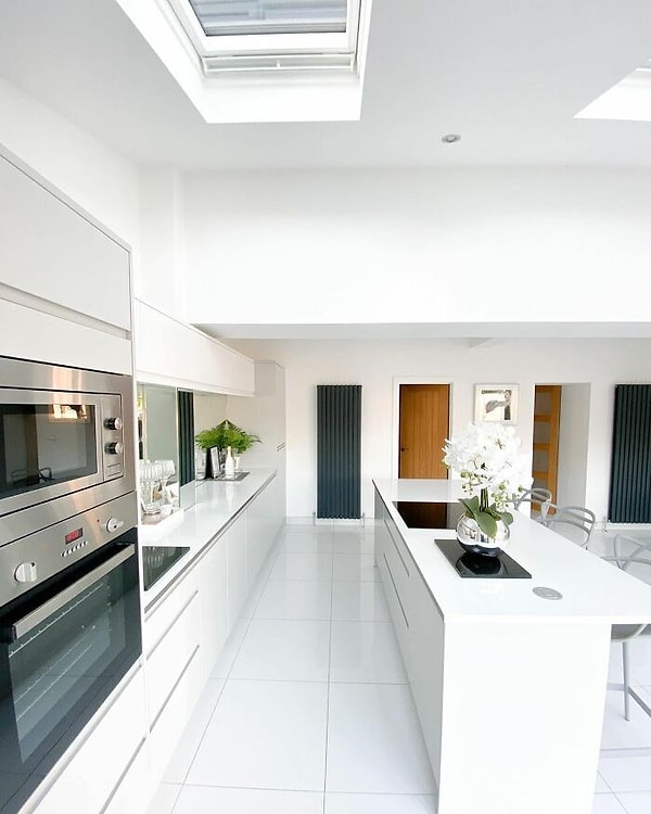 Кухня широко открыта, великолепна и стильна в своем минимализме.