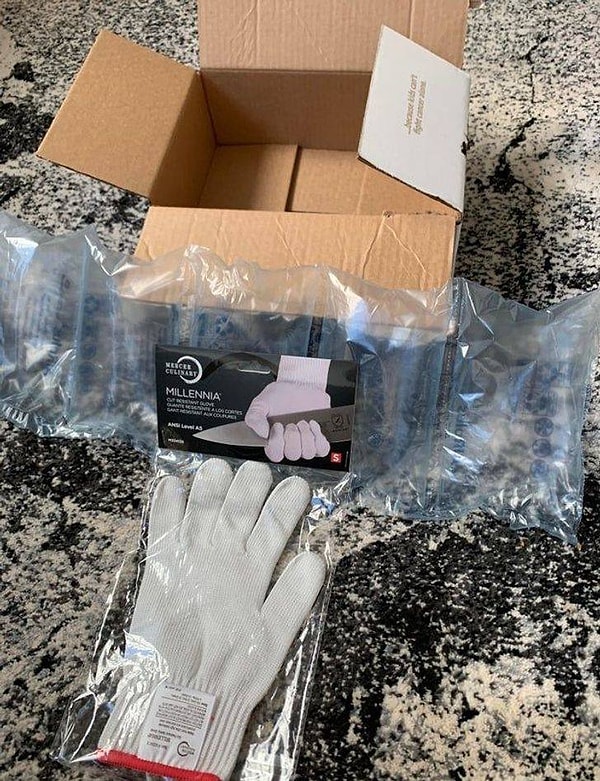 13. "Как хорошо, что хрупкие перчатки, которые я заказал, были достаточно надежно упакованы и приехали ко мне в целости и сохранности!"