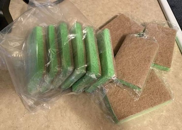 15. "Лучше не придумаешь: заказала изготовленные из переработанных материалов биоразлагаемые губки. Их доставили упакованными в ПЛАСТИК! ИНДИВИДУАЛЬНО!"