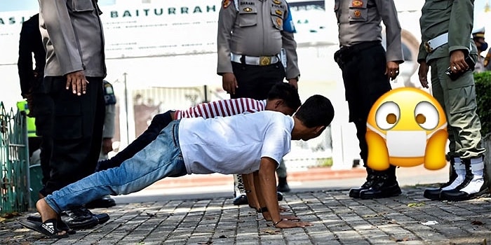 Чтобы другим неповадно было: Нарушителей масочного режима в Индонезии заставляют отжиматься и ... лежать в гробу