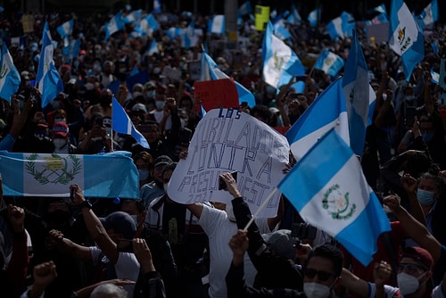 Guatemala'da Halkın Eğitim ve Sağlık Giderlerine Darbe İndiren Bütçeye Öfke: Kongre Binasını Ateşe Verdiler