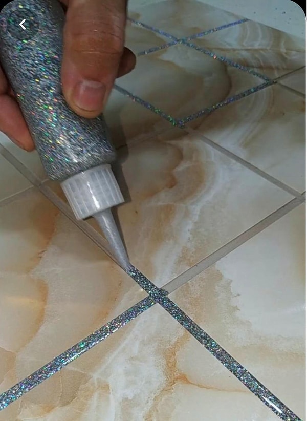 9. Кафель в вашей ванной зарос грибком и отвратительно выглядит? Не беда! Просто закрасьте его клеем с блестками!