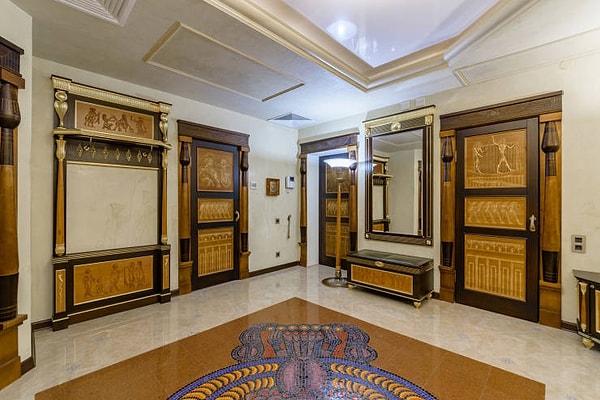 2. Как только вы заходите в эту квартиру, то сразу же переноситесь из современной Москвы во времена Древнего Египта.