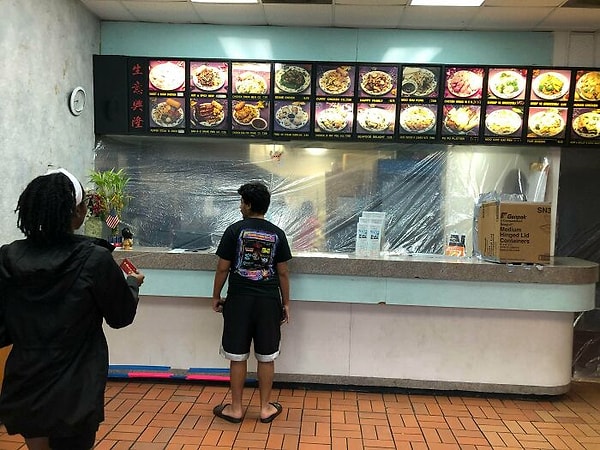 12. Местный китайский ресторан. Вся кухня отгорожена пластиком. Есть картонный клапан для пропускания денег, а ящик справа действует как воздушный шлюз с двумя клапанами для пропуска еды. Вся система сделана из целлофана, картона и скотча