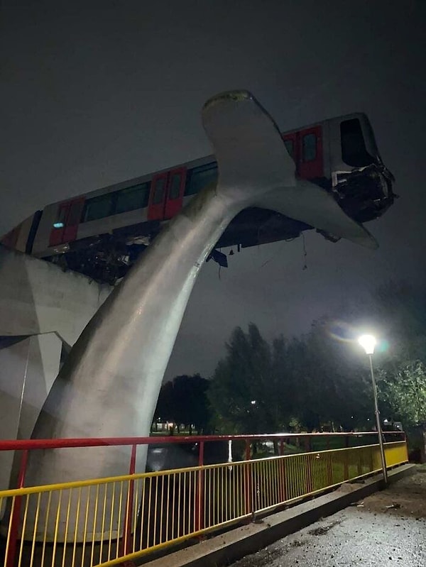 12. Поезд, повисший на скульптуре кита в Роттердаме