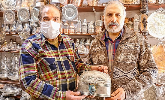 Üretim Sırrını Çözemedikleri 500 Yıllık Sandığı, 1500 Liraya Satışa Çıkardılar