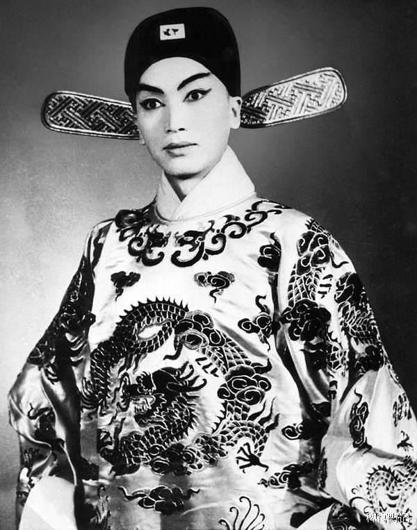 3. Shi Pei Pu, 1960'larda casusluk yapan Çinli bir opera sanatçısıydı. Bir Fransız büyükelçiliği çalışanını baştan çıkarmak ve gizli belgeleri elde etmek için 20 yıl kadın rolü yaptı.
