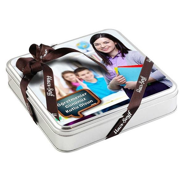 16. Kutusuna öğretmeninizin fotoğrafını bastırabileceğiniz güzel bir çikolata kutusuna ne dersiniz? Kutu daha sonra da değerlendirilebilir olduğu için bence şahane.