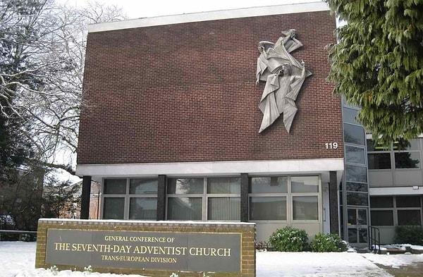 Yedinci Gün Adventist Kilisesi, Cuma günü güneş battıktan sonra Cumartesi güneş batana kadar kendilerini istirahate verirler.